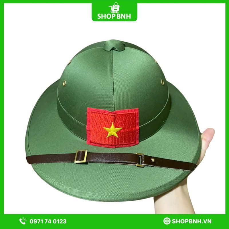 Mũ vành rộng gắn cờ đỏ sao vàng
