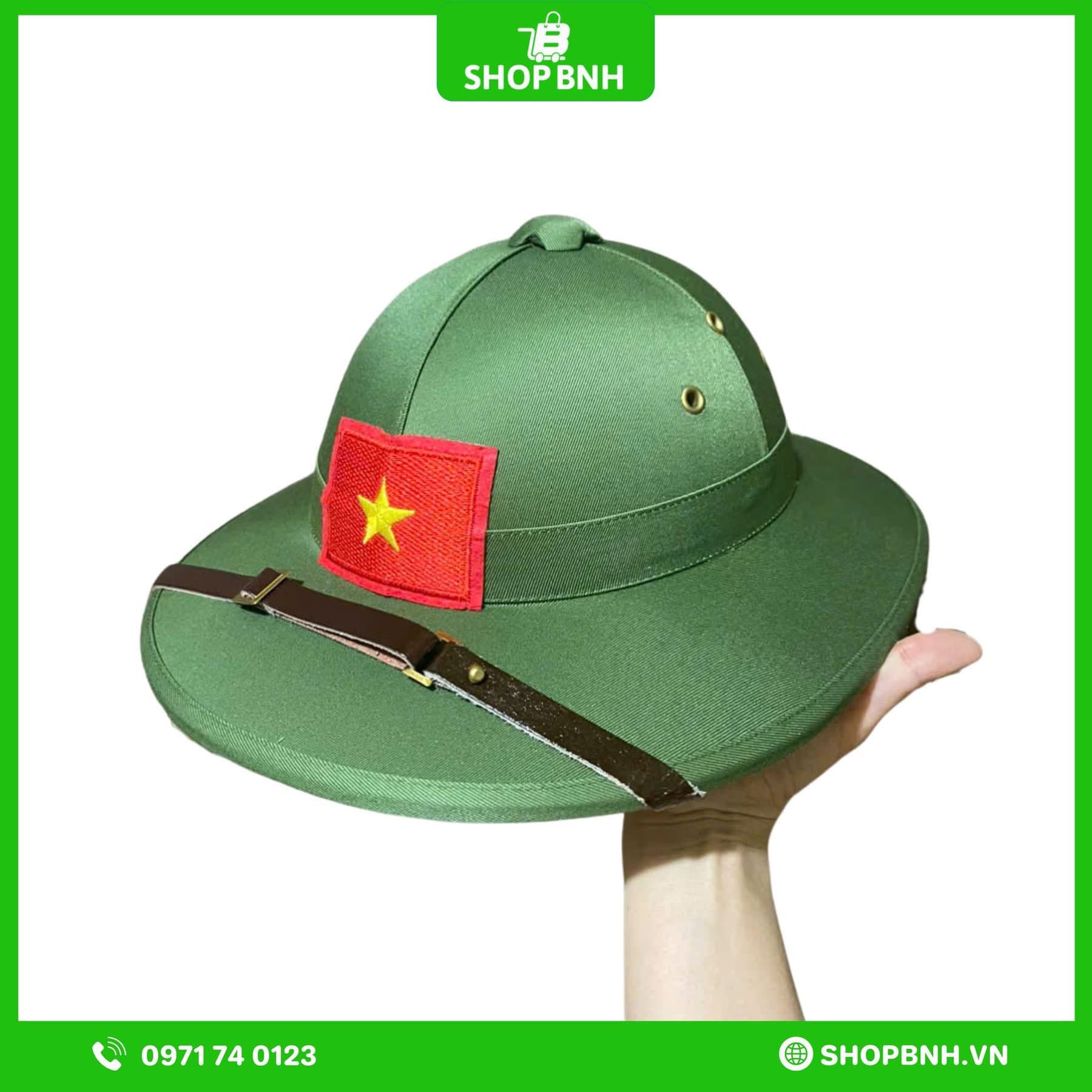 Mũ vành rộng gắn cờ đỏ sao vàng
