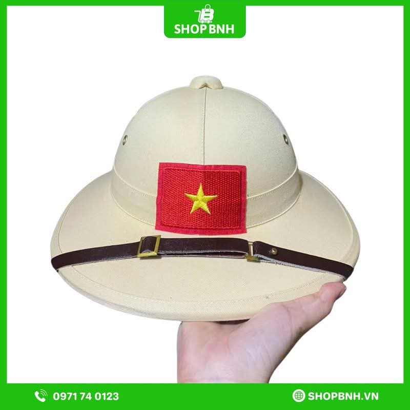 Mũ vành rộng gắn cờ đỏ sao vàng