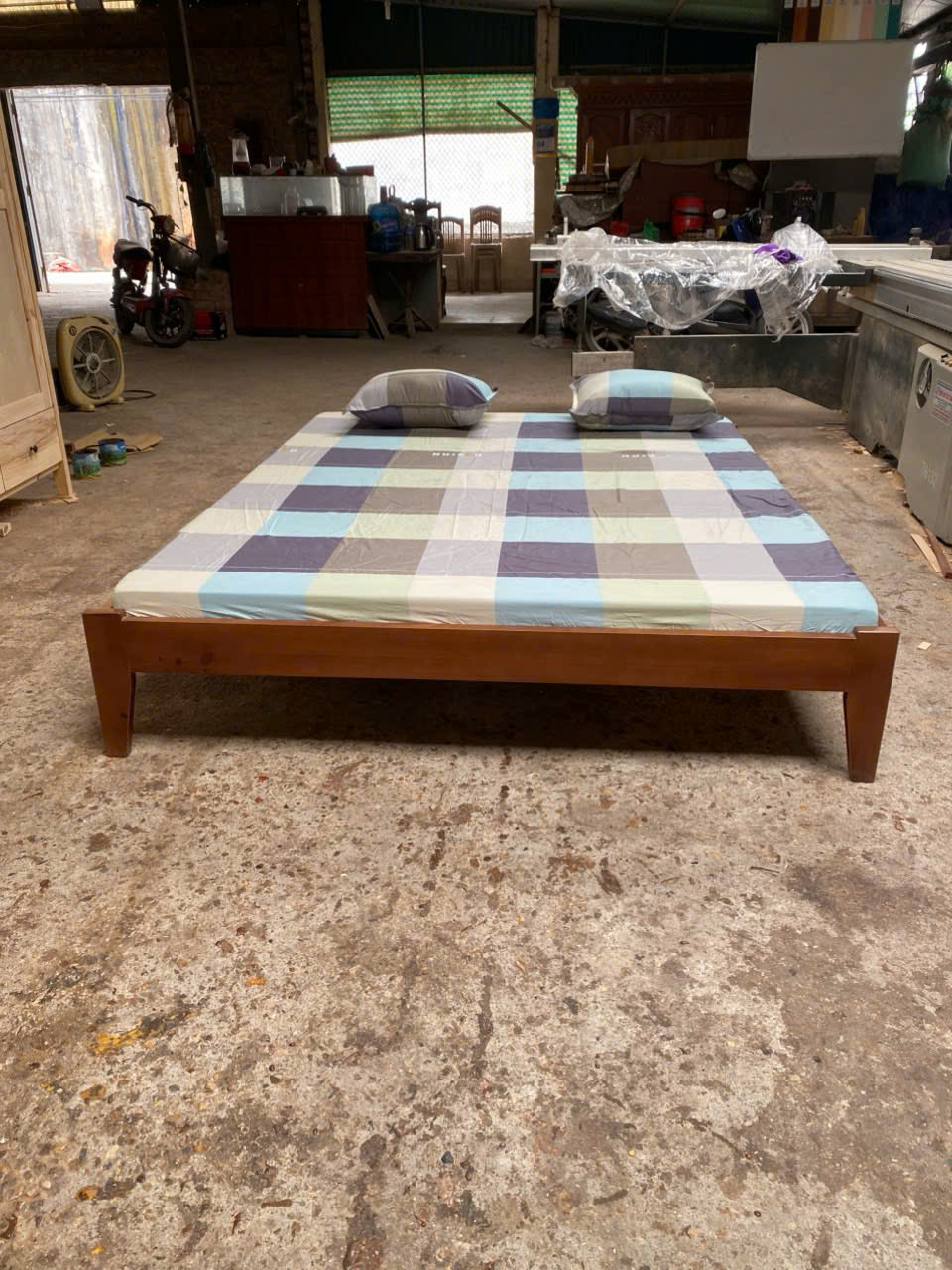 Giường đầu thấp đuôi nan đuôi ván liền gỗ thông tự nhiên