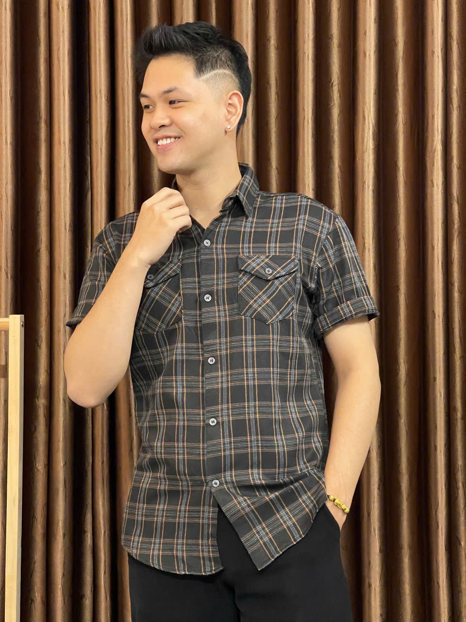 Áo sơ mi kẻ đen ngắn tay